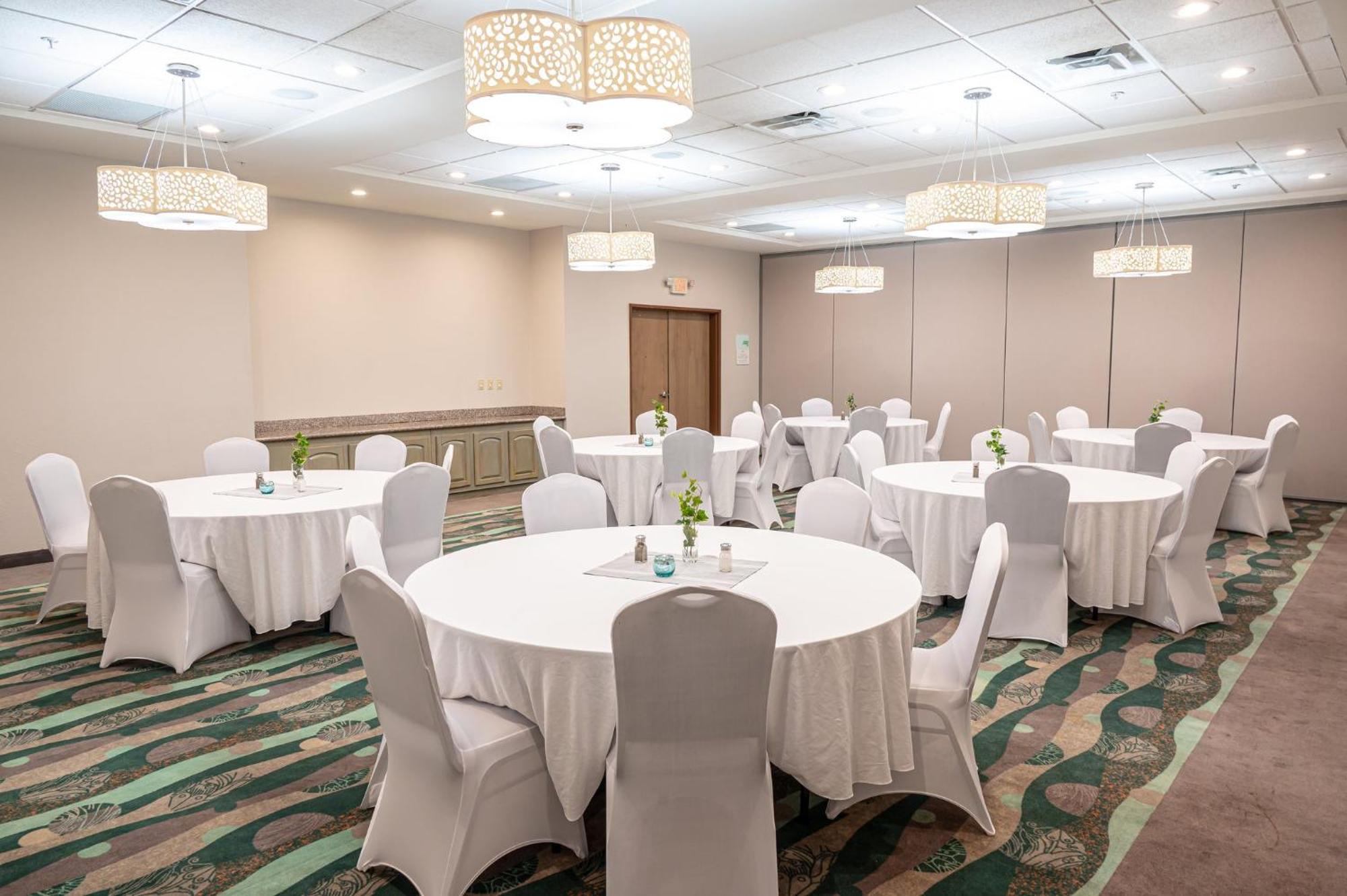 Holiday Inn Guin By Ihg Twin Exterior photo